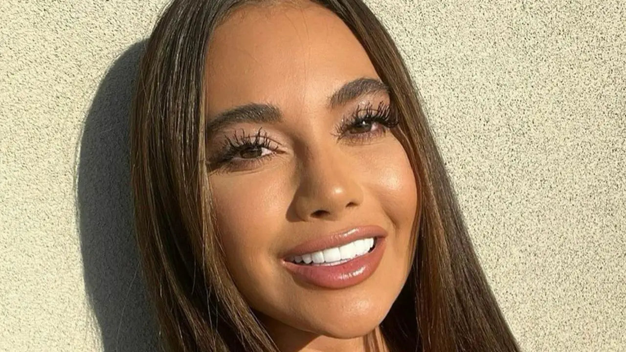 Love Island Alum Courtney Boerner's Plastic Surgery Explained netflixdeed.com