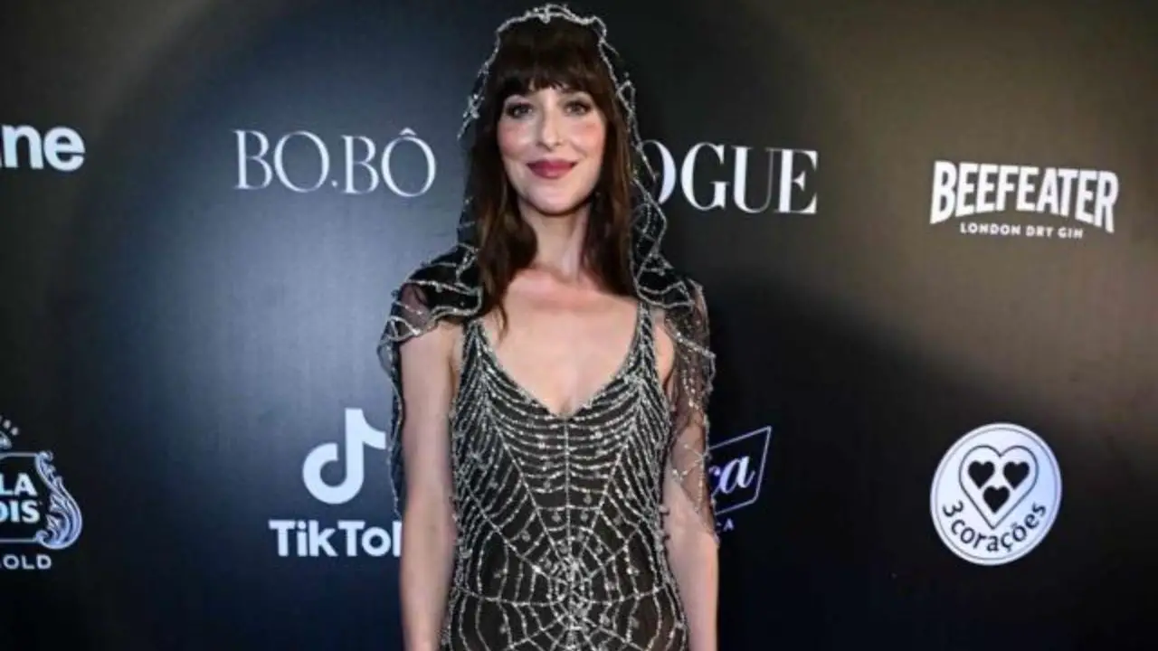 Dakota Johnson matched her quirky costume with a spider-shaped ring on her finger. netflixdeed.com
