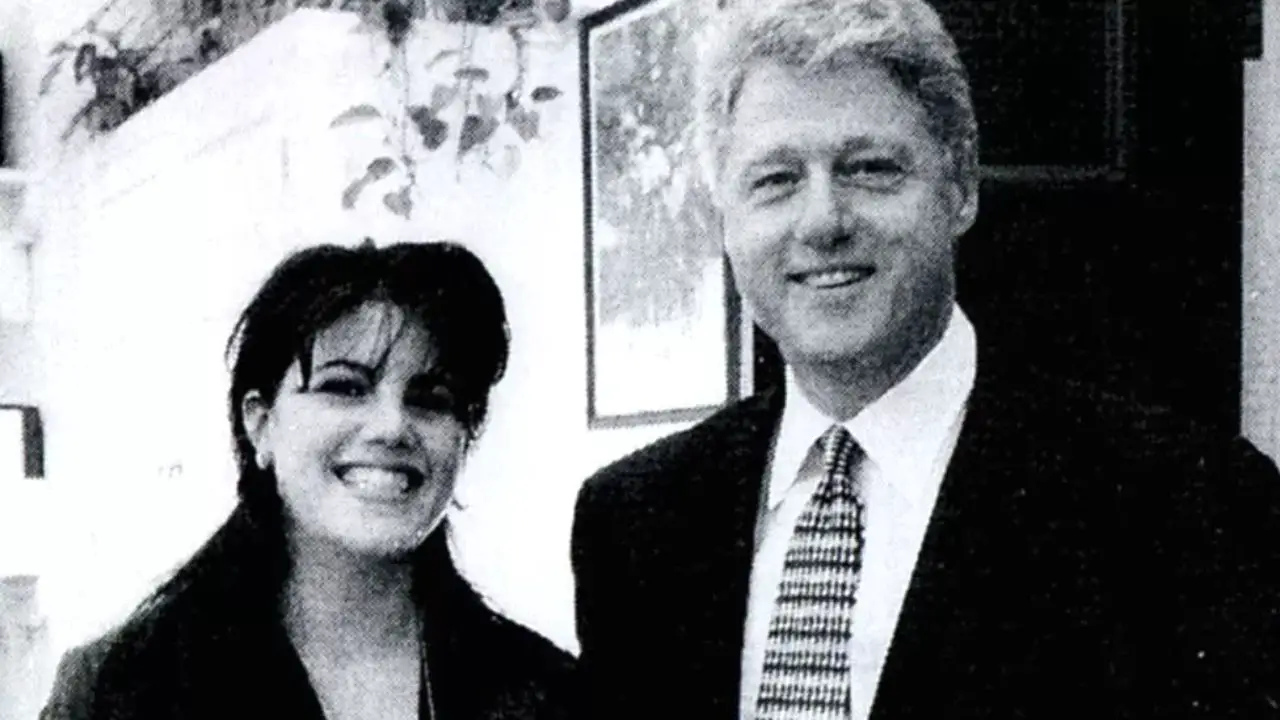 Monica Lewinsky and Bill Clinton were involved in a s*x scandal. netflixdeed.com