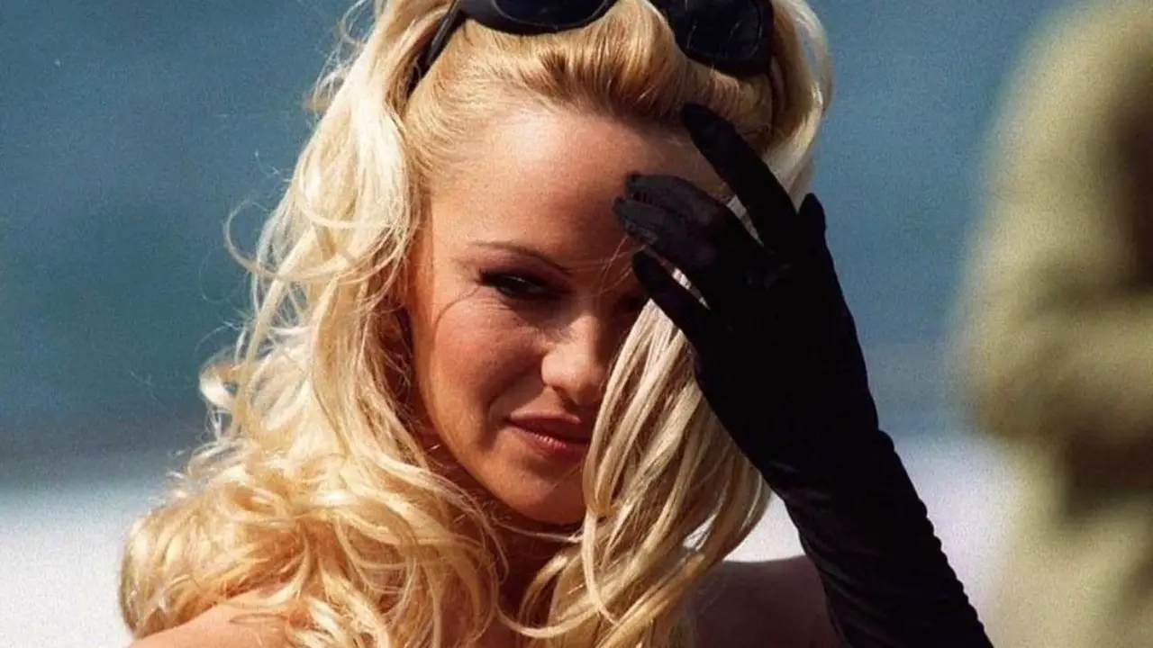 Pamela Anderson nose job 2023 netflixdeed.com