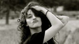 Kat Dennings' Breast Reduction Dilemma Amid Hollywood Pressure