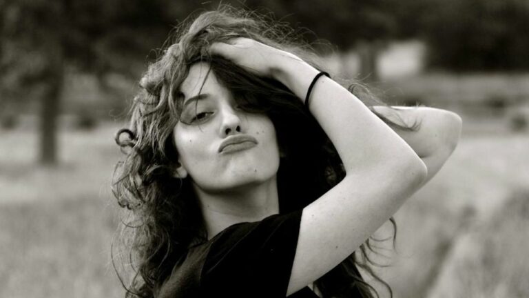 Kat Dennings' Breast Reduction Dilemma Amid Hollywood Pressure