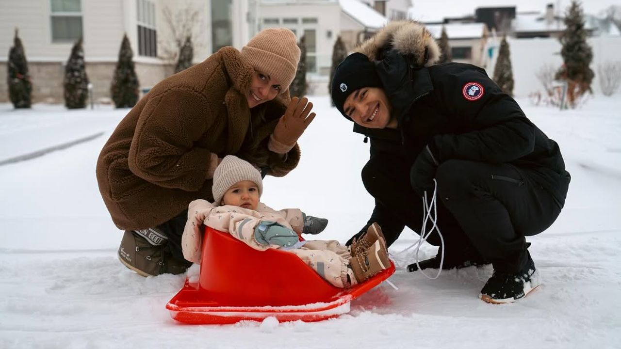 Alex Palou is married to his wife, Esther Valle. The couple welcomed their first child, daughter Lucia, in December 2021.